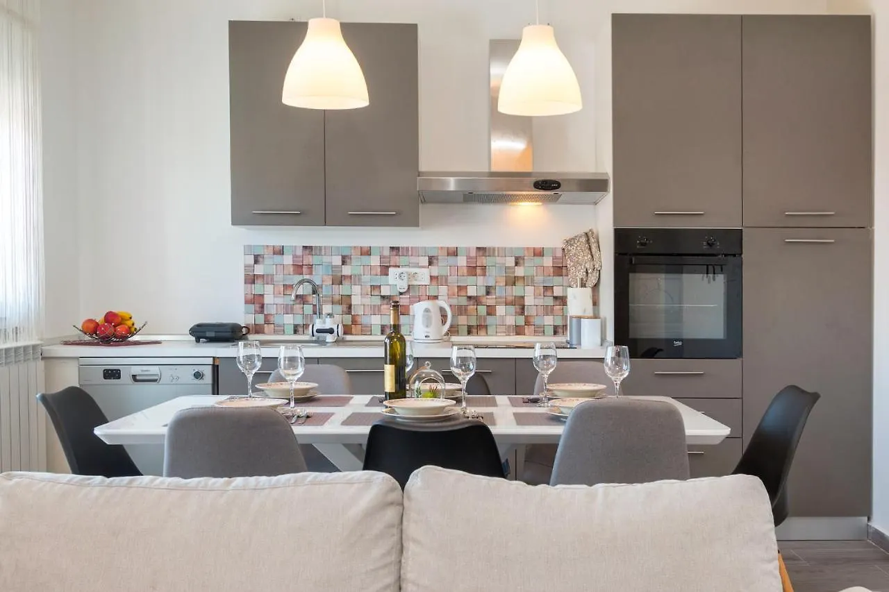 Apartment Kris プーラ