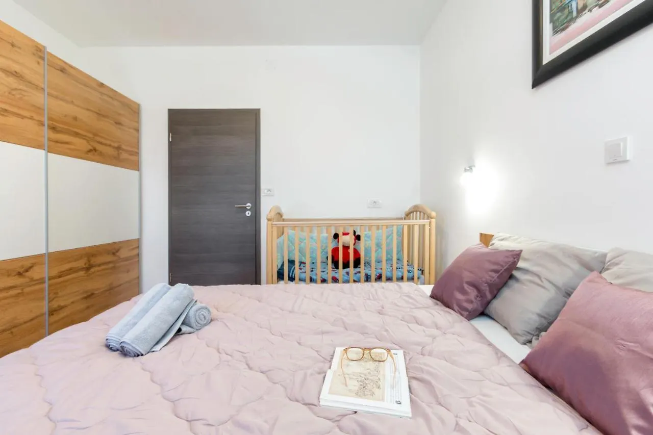 Apartment Kris プーラ