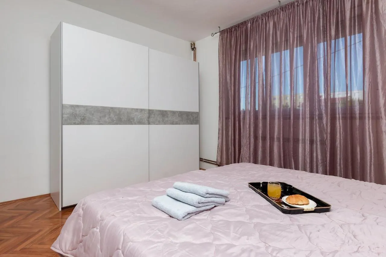 Apartment Kris プーラ 0*,  クロアチア