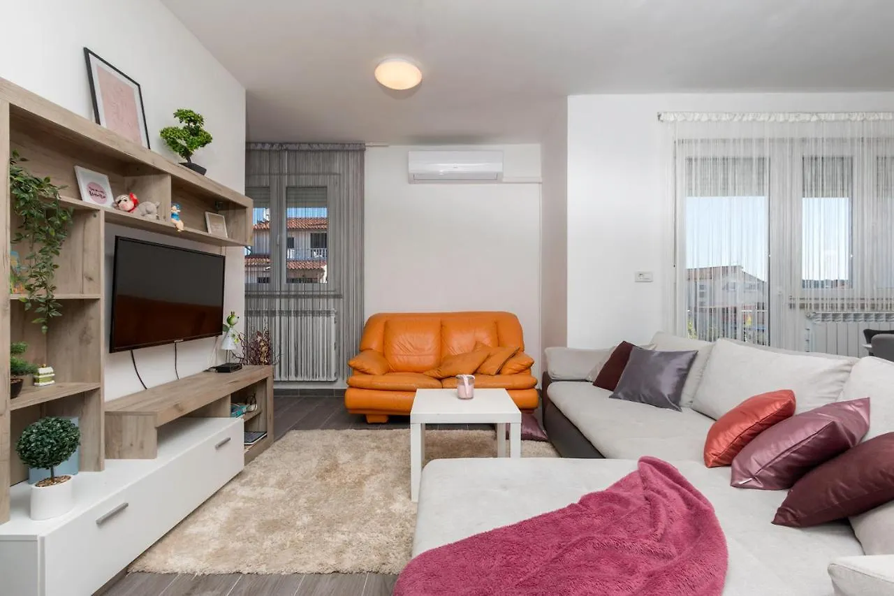 Apartment Kris プーラ