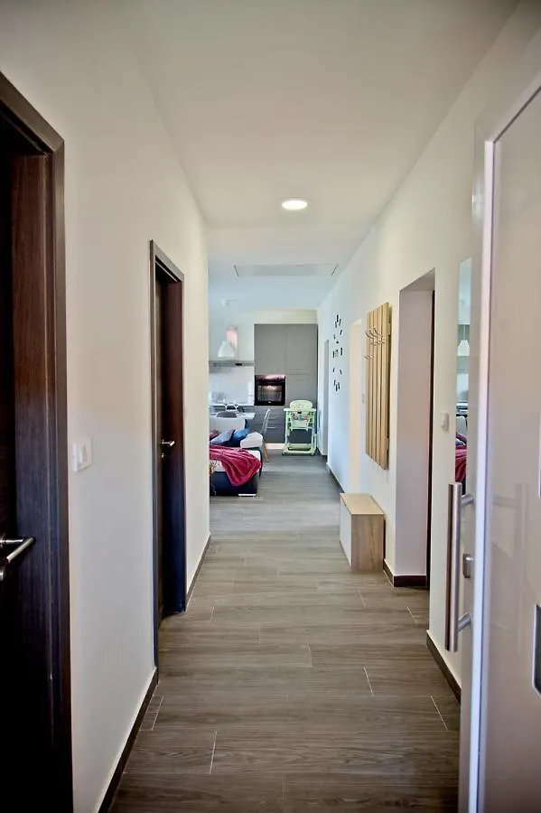 Apartment Kris プーラ